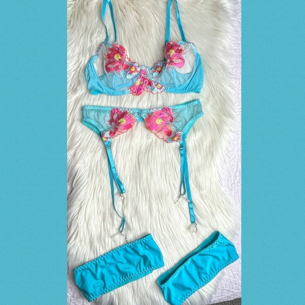 NEW Floral Embroidered Bra & Garter Lingerie Set Size Medium